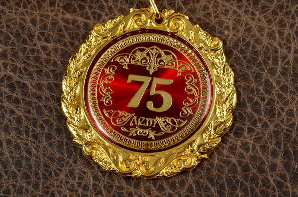 Открытки Мерцающие картинки с цветами на юбилей 75 лет. Открытки с надписью поздравляю на 75 лет.  Скачать бесплатно открытки на День Рождения 75 лет. Анимационные открытки с юбилеем дедушке. Открытки мужчине на 75 лет. Открытки для коллеги на 75 лет. Открытки с юбилеем гиф.