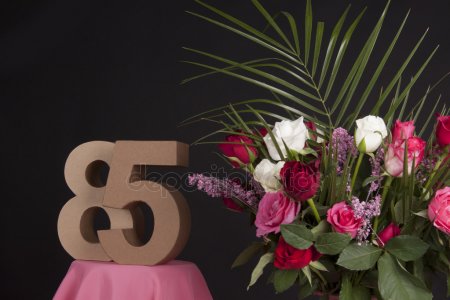 Открытки с юбилеем 85 лет. Поздравительные открытки на юбилей с цветами. 